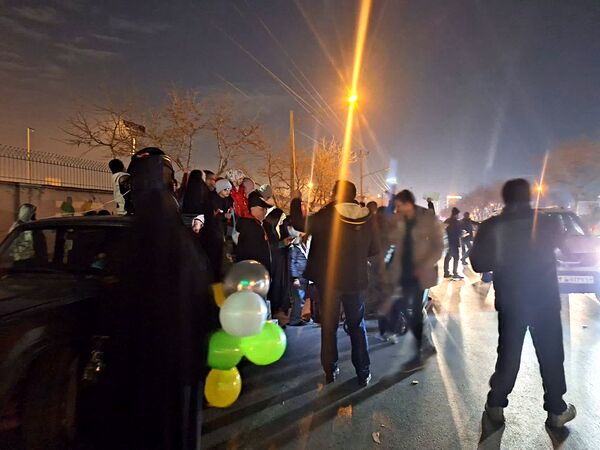شادی مردم در کوچه وخیابان‌های مشهد در شب نیمه شعبان
