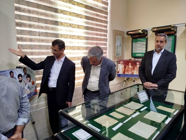 بازدید فرماندار کاشمر از موزه دفاع مقدس در زیارتگاه شهید مدرس(ره)