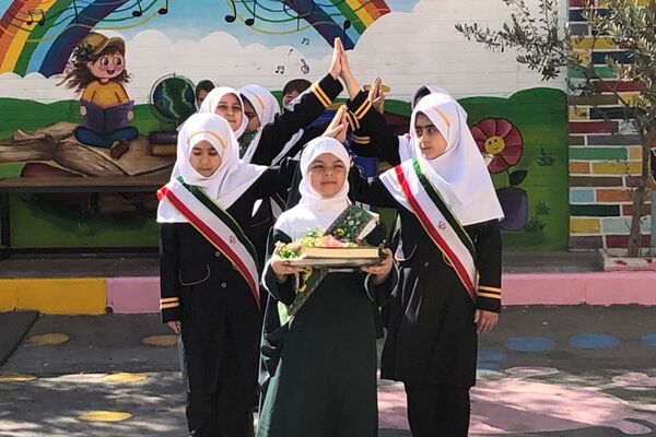 نواختن زنگ مصباح الهدی توسط مدیر آموزش و پرورش ناحیه 2 شهرری در دبستان طواف و معماریان 