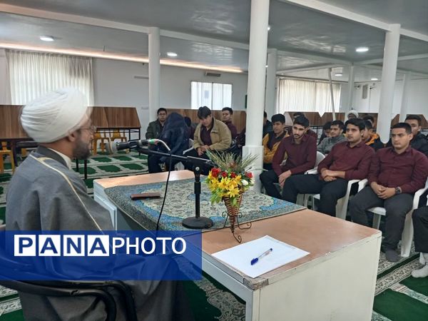 جلسه پرسش و پاسخ با موضوع دستاورد‌های انقلاب اسلامی در دبیرستان نمونه آیت‌الله خامنه‌ای