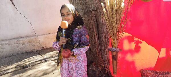 فرهنگ و شادی در جشن یلدای دانش‌آموزان دبستان مولوی فین