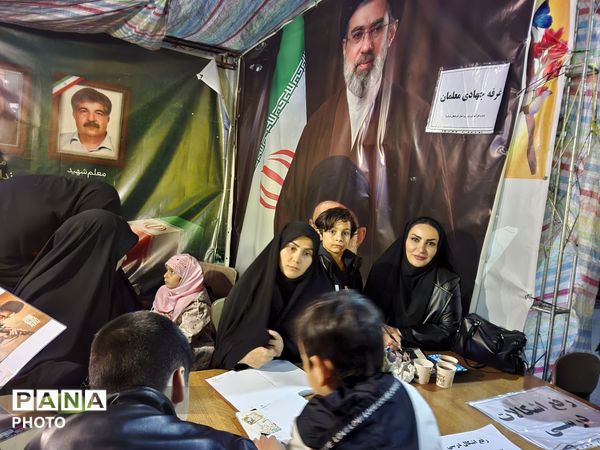 غرفه جهادی آموزش و پرورش ناحیه ۴ تبریز با حضور معلمان فعال علمی و فرهنگی، در میدان ساعت تبریز