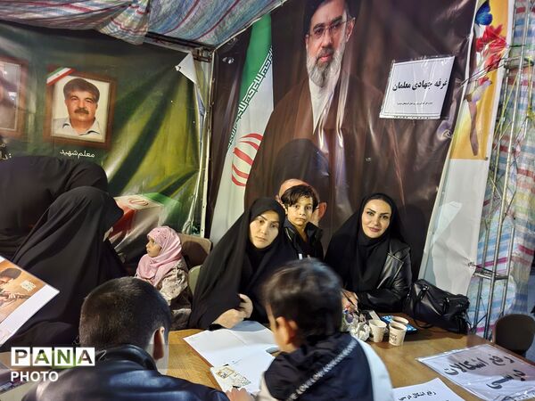 غرفه جهادی آموزش و پرورش ناحیه ۴ تبریز با حضور معلمان فعال علمی و فرهنگی، در میدان ساعت تبریز
