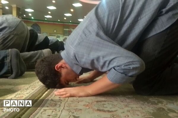اقامه اولین نماز ماه مهر در دبیرستان حکمت نبوی ناحیه دو شهرری 