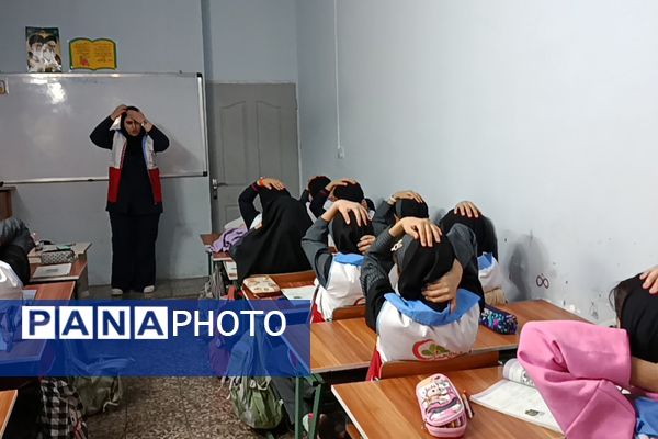 هلال‌احمر در بعثت ۲؛ تمرین ایمنی با دختران دبستانی