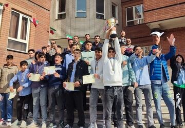 جام قهرمانی والیبال بر دستان دانش‌آموزان مدرسه انصارالمهدی