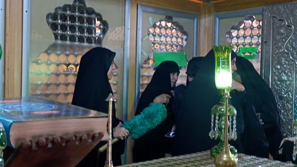 مراسم غبار روبی و زیارت ضریح مطهر سلطانعلی ابن امام محمد باقر (ع) در کربلای ایران 