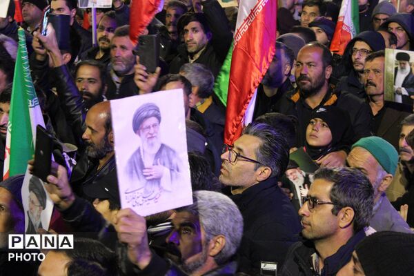 تصویر رهبر معظم انقلاب اسلامی در دست مردم غیور  نیشابور