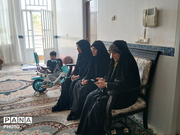 دیدار رئیس سازمان دانش آموزی یزد با خانواده شهید «محمدرضا آروز»
