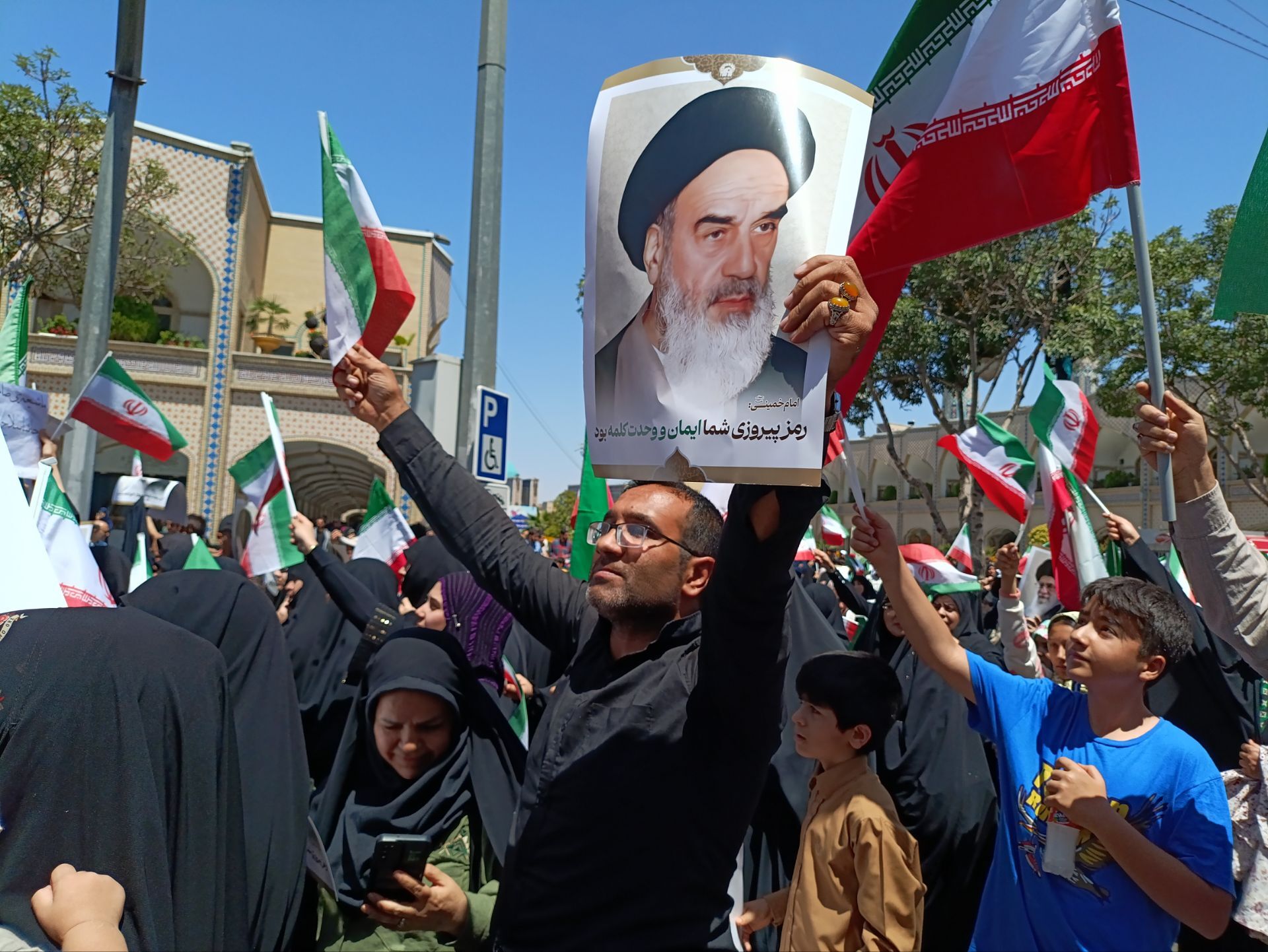 راهپیمایی جمعه خشم و نصر با حضور پرشور مشهد مقدس برگزار شد