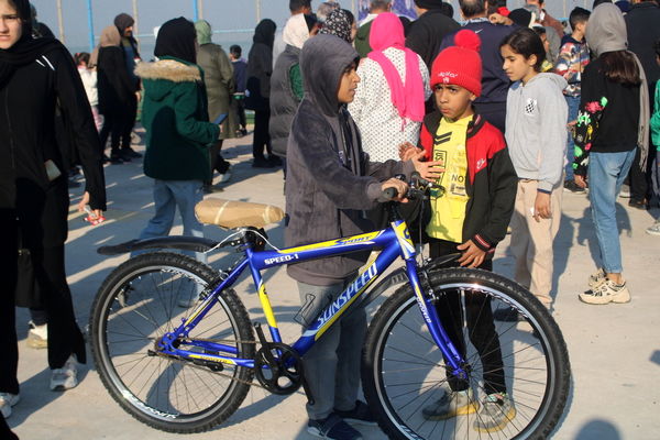 پیاده‌روی خانوادگی در روستای هلیله شهرستان بوشهر 