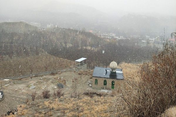 شروع اولین بارش برف زمستانی در بهمن ماه ۱۴۰۳ در شهر زیبای با‌ر