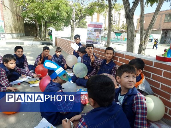 بمناسبت روز جهانی کودک برپایی جشنواره صبحانه سالم در دبستان پسرانه سرافراز ناحیه۷ مشهد