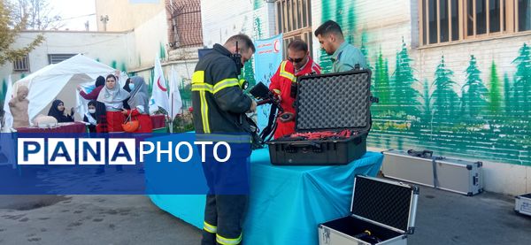 نواخته شدن بیست و ششمین زنگ نمادین استانی مانور زلزله در مدرسه شاهد ظهور آموزش و پرورش ناحیه یک