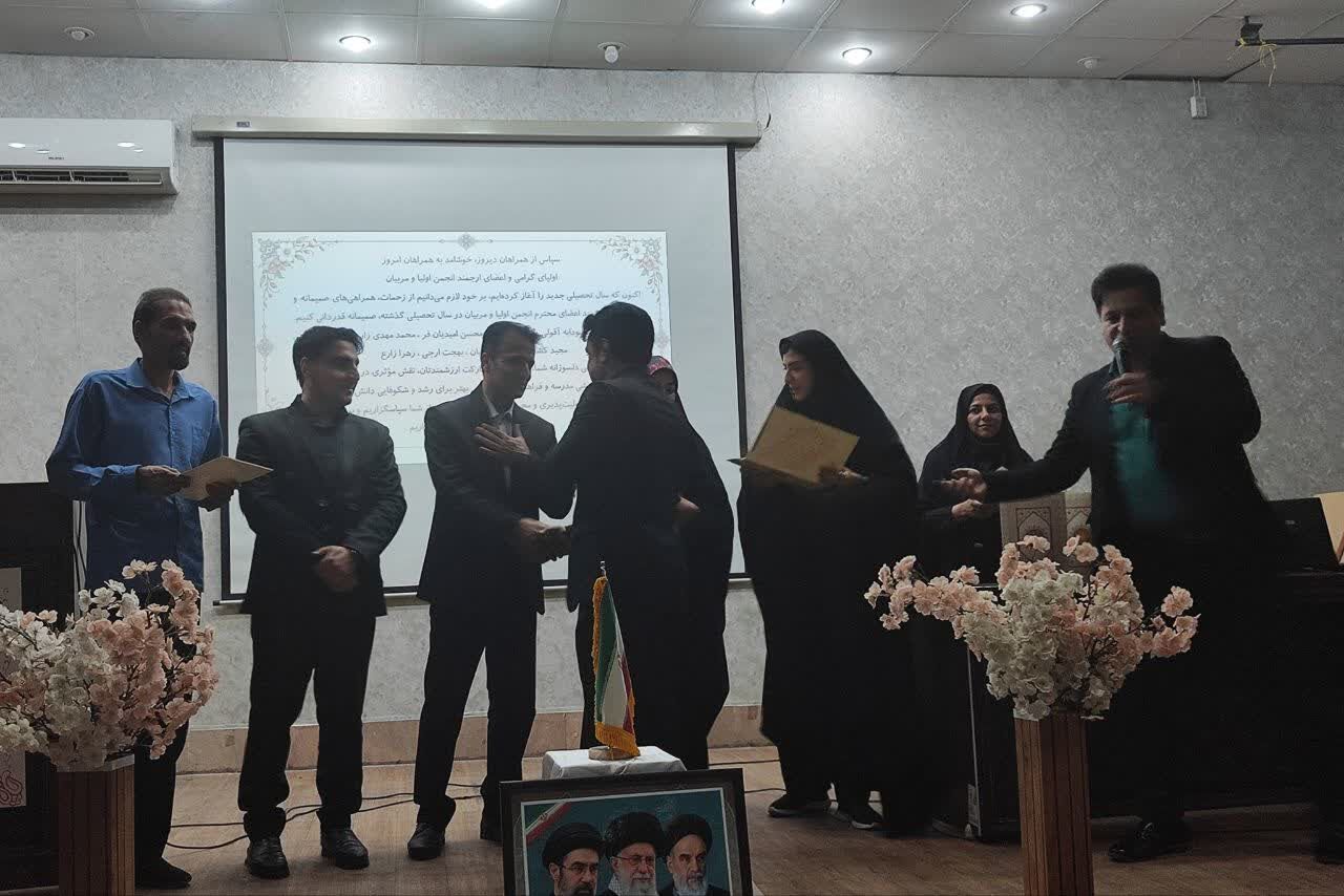 انتخابات انجمن اولیا و مربیان دبیرستان شاهد ۱۶