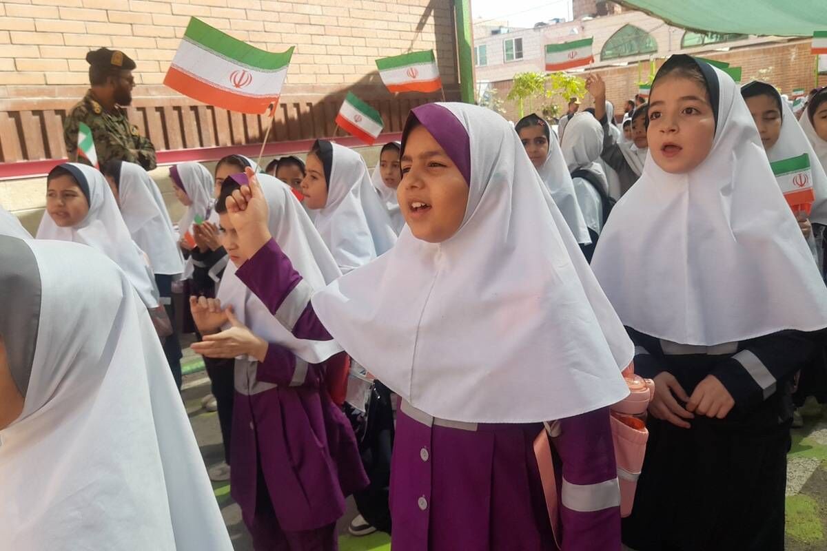 حضور نیروی انتظامی و فراجا در کلاس های درس دبستان حضرت مریم ۱