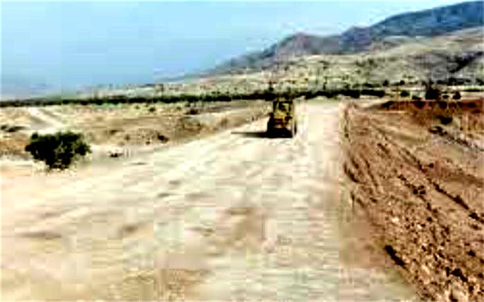 اجرای بند خاکی در روستای ارنان مهریز