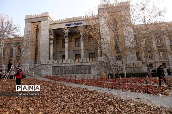 پاییز برگ در میدان مشق