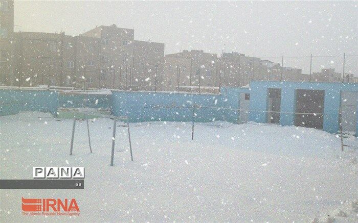 بارش برف و برودت هوا مدارس ازنا و الیگودرز را تعطیل کرد