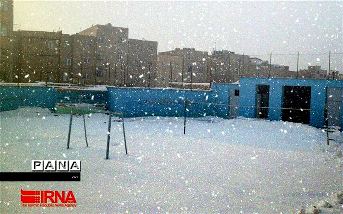 بارش برف و برودت هوا مدارس ازنا و الیگودرز را تعطیل کرد
