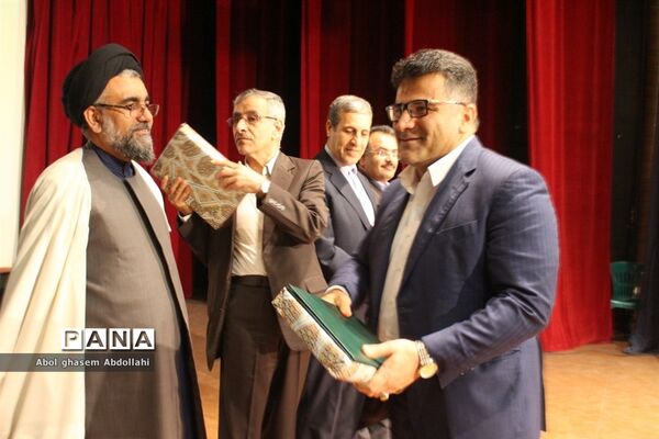 تقدیر از برگزیدگان و فعالان پنجمین اجلاس نماز در بوشهر
