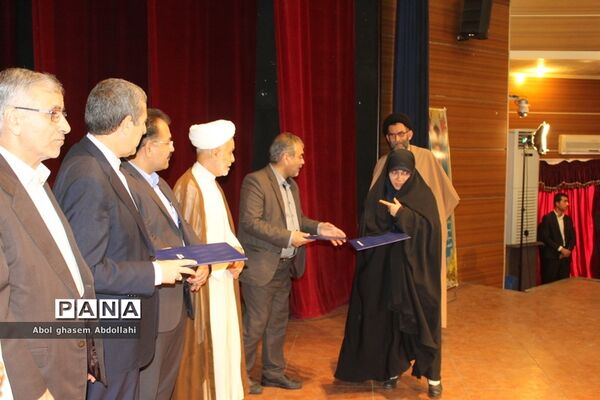 تقدیر از برگزیدگان و فعالان پنجمین اجلاس نماز در بوشهر