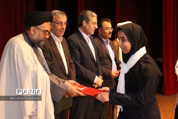 تقدیر از برگزیدگان و فعالان پنجمین اجلاس نماز در بوشهر