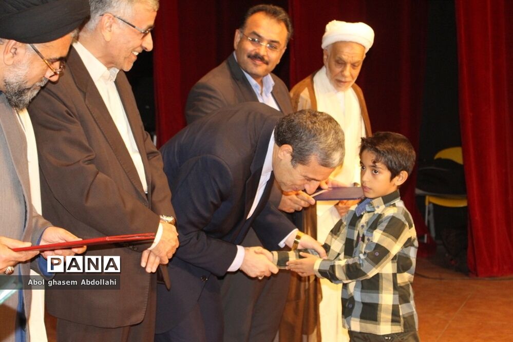 تقدیر از برگزیدگان و فعالان پنجمین اجلاس نماز در بوشهر