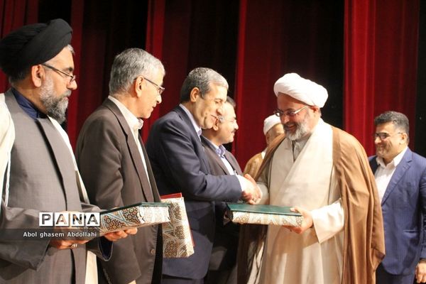 تقدیر از برگزیدگان و فعالان پنجمین اجلاس نماز در بوشهر