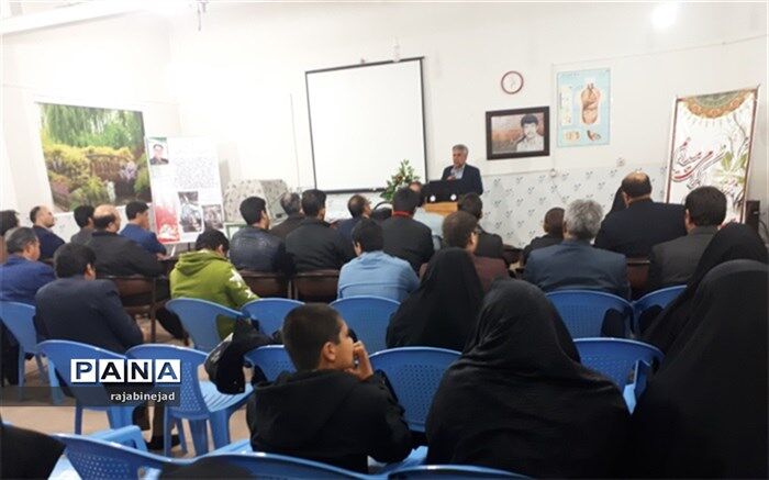 دانش آموزان پژوهشگر ابرکوه تجلیل شدند