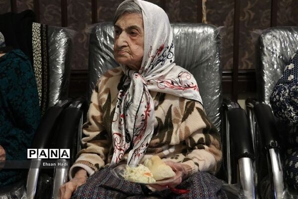 دیدار از سالمندان در یلدای مهربانی