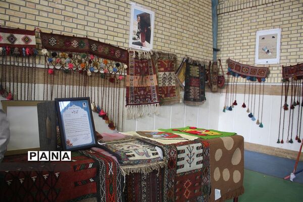 نمایشگاه صنایع دستی و دست ساخته های سواد آموزان
