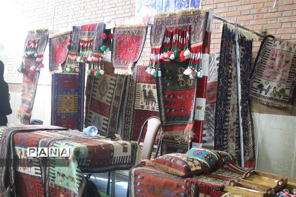 نمایشگاه صنایع دستی و دست ساخته های سواد آموزان