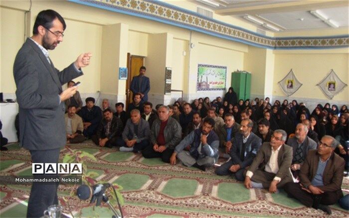 دومین کارگاه پیشگیری از آسیب های فضای مجازی در دبیرستان معارف سامان