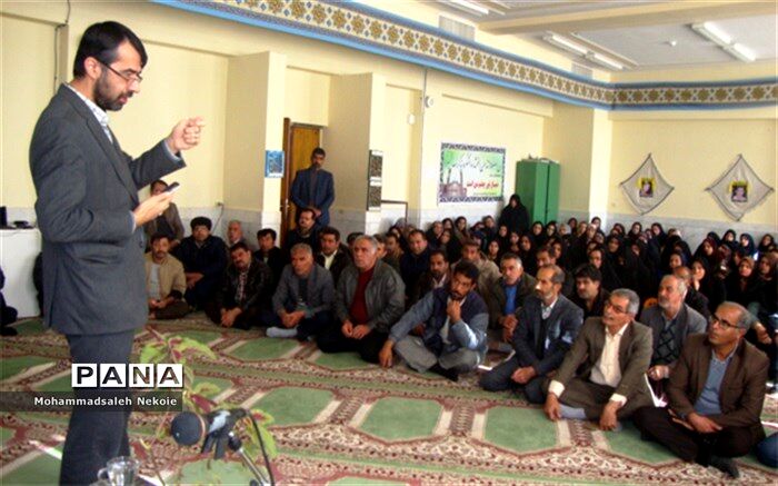 دومین کارگاه پیشگیری از آسیب های فضای مجازی در دبیرستان معارف سامان