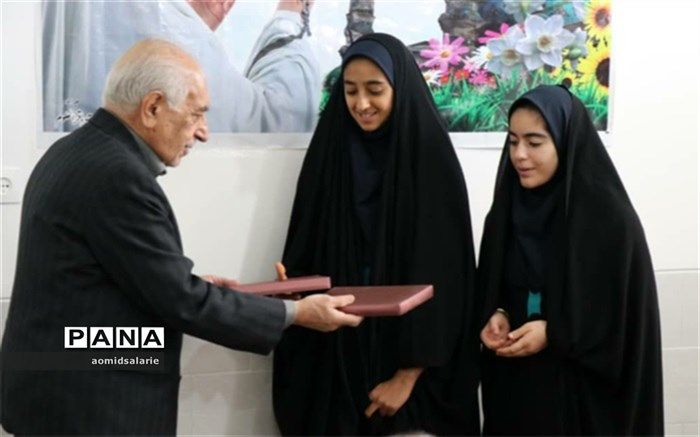 تجلیل از برگزیدگان مسابقه اجلاس نماز دبیرستان سیدالشهدا ابرکوه