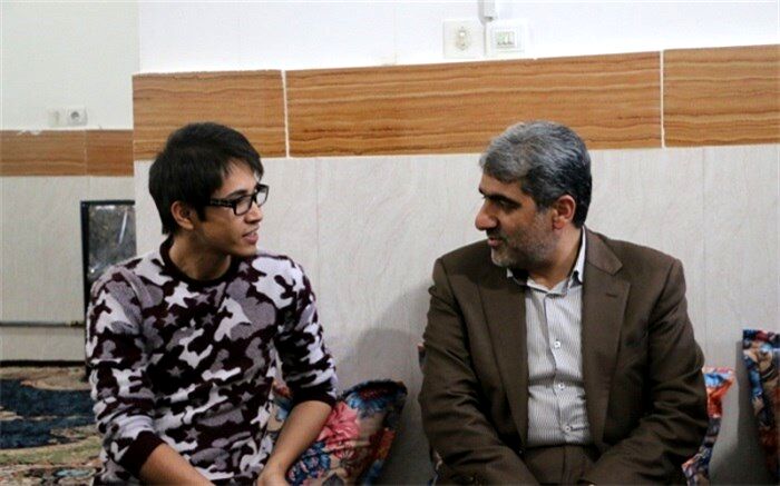 دیدار با مدافعان حرم تداعی  کننده خاطرات ایثارگری ها و ادامه راه شهدا و جانبازان است