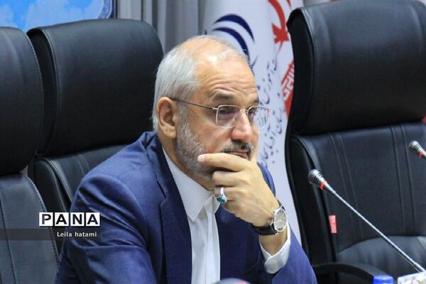 نشست صمیمی وزیرآموزش وپرورش با معاونان توسعه مدیریت و پشتیبانی ادارات آموزش و پرورش استان‌های سراسر کشور در تبریز
