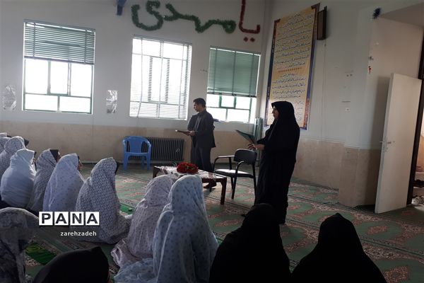 تجلیل  از فعالان نماز جماعت در دبیرستان عصمت ابرکوه