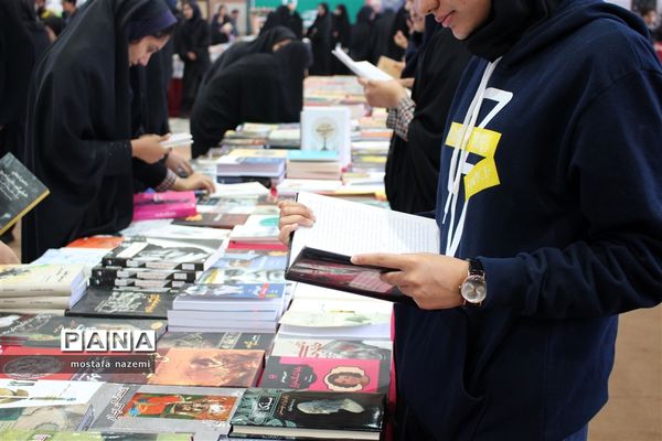 استقبال پر شور دانش آموزان بافقی از نمایشگاه کتاب