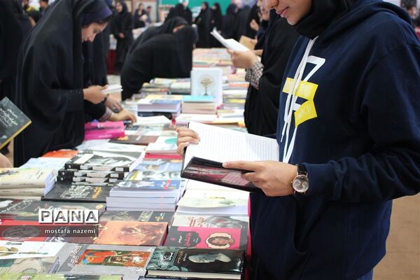 استقبال پر شور دانش آموزان بافقی از نمایشگاه کتاب