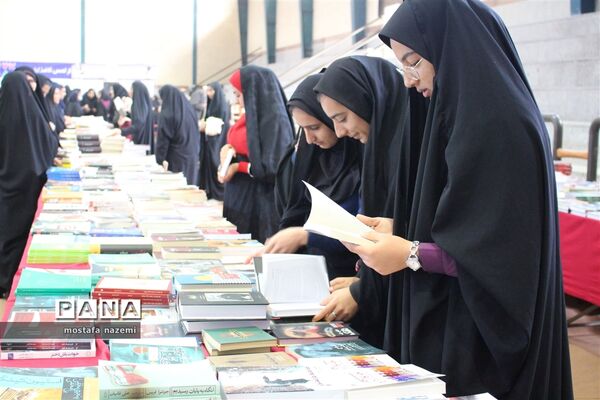 استقبال پر شور دانش آموزان بافقی از نمایشگاه کتاب