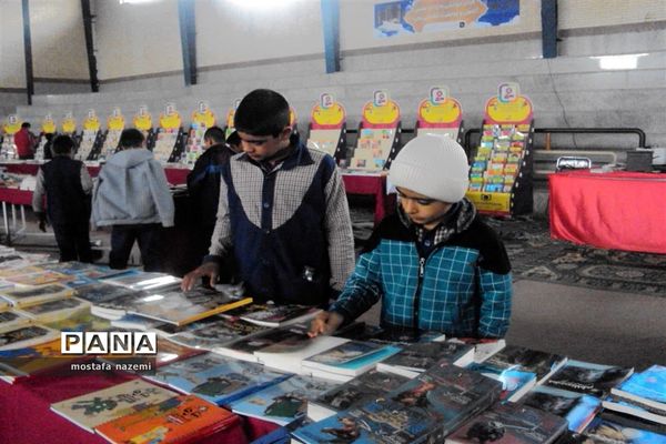 استقبال پر شور دانش آموزان بافقی از نمایشگاه کتاب