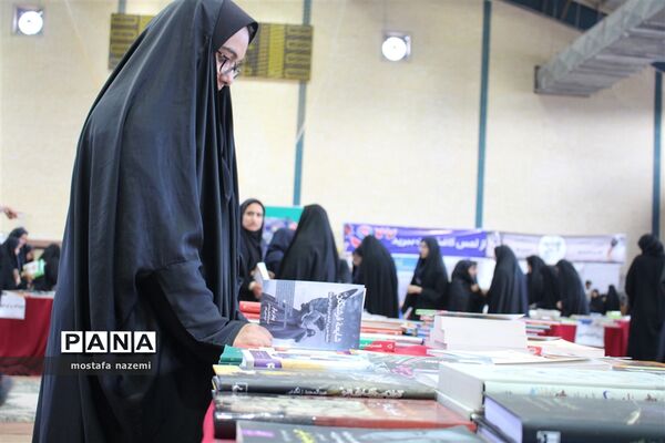 استقبال پر شور دانش آموزان بافقی از نمایشگاه کتاب