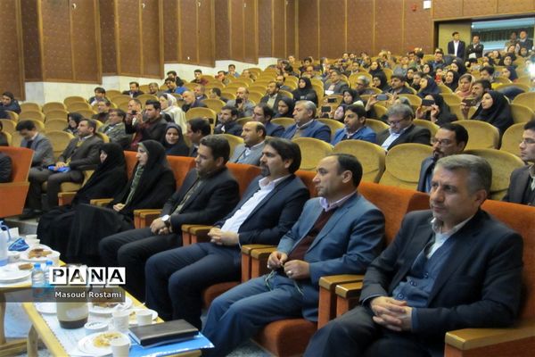 تجلیل از معلمان و دانش‌آموزان پژوهشگر