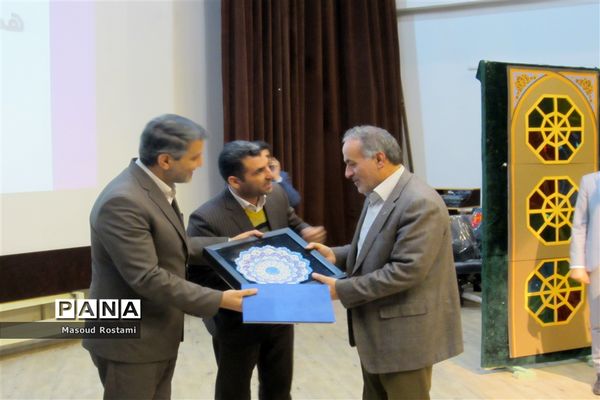 تجلیل از معلمان و دانش‌آموزان پژوهشگر