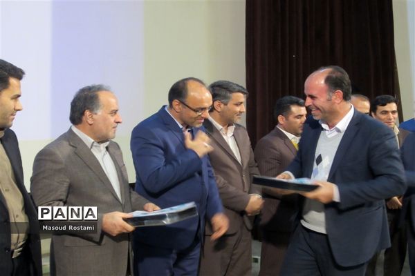 تجلیل از معلمان و دانش‌آموزان پژوهشگر