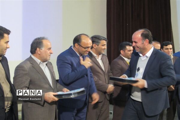 تجلیل از معلمان و دانش‌آموزان پژوهشگر