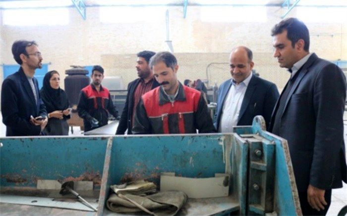 بازدید فرماندار اشکذر از واحد طراحی و ساخت تابلوهای برق در شهرک صنعتی نیکو