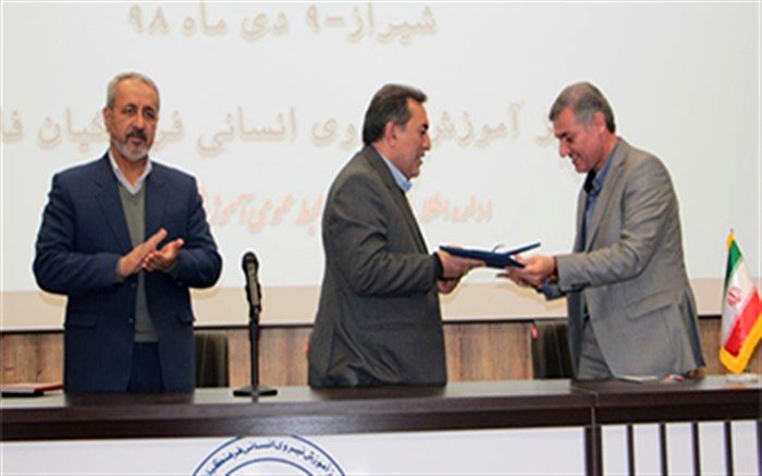 امضا تفاهم نامه ارایه خدمات مسافرتی و گردشگری به جامعه فرهنگیان شاغل و بازنشسته استان فارس